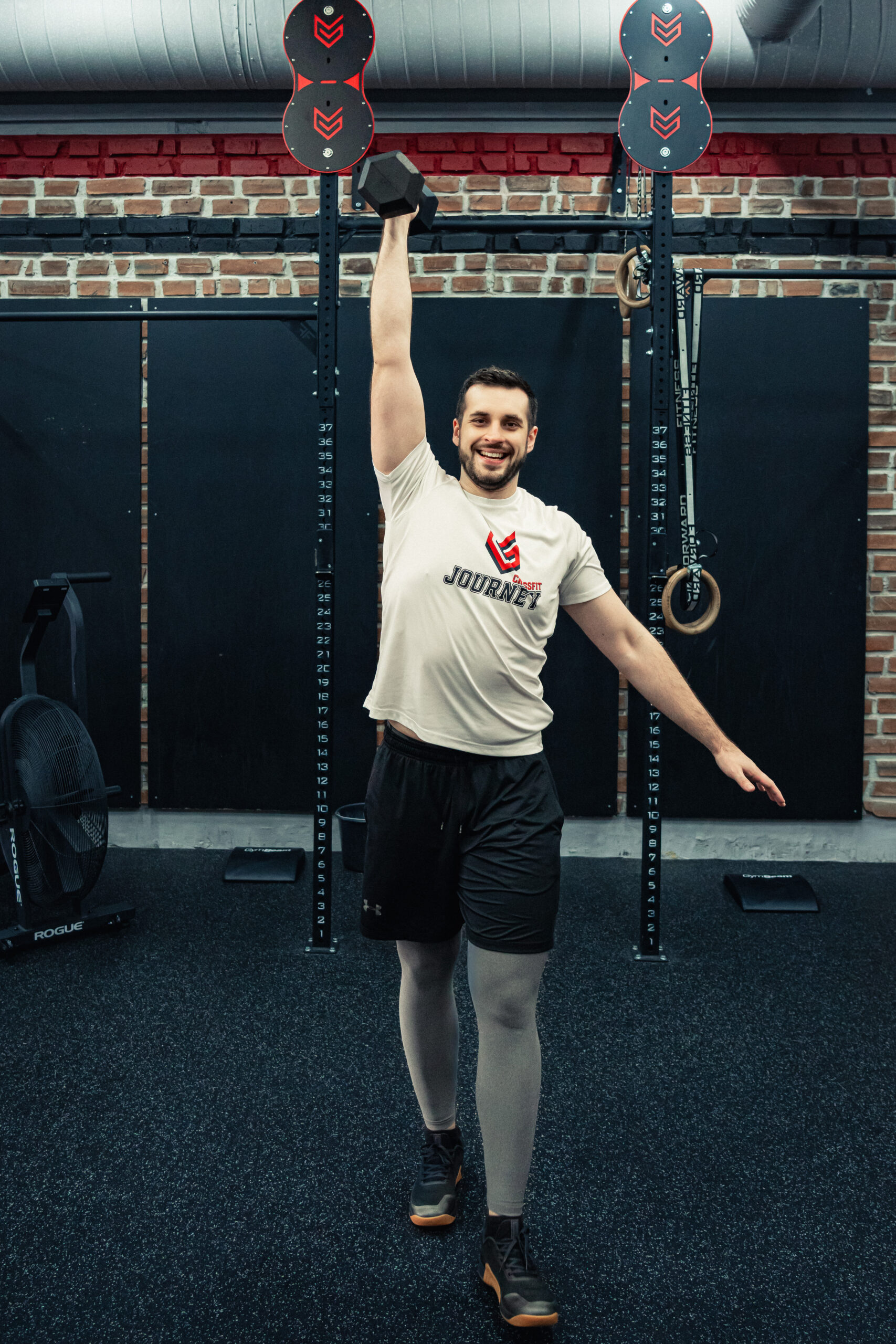 Žena skúma svoje stehná v zrkadle a premýšľa o diéte