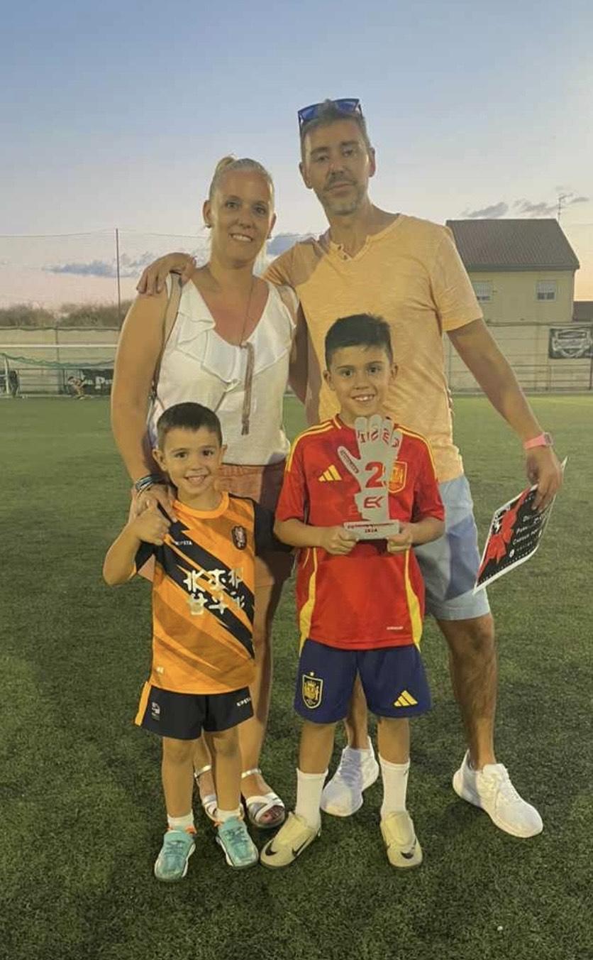 Osemročný Adrián dobýva sociálne siete vášňou pre futbal a brankársky post – aj vďaka produktom z Temu 3 Rodina na futbalovom ihrisku, deti s trofejou a úsmevom.